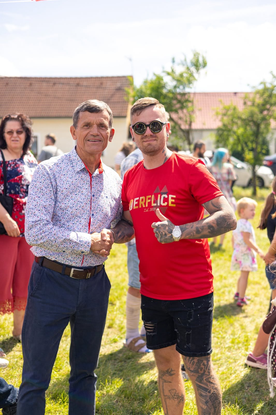 Jiří Kyněra podává ruku návštěvníkovi akce v Derflicích