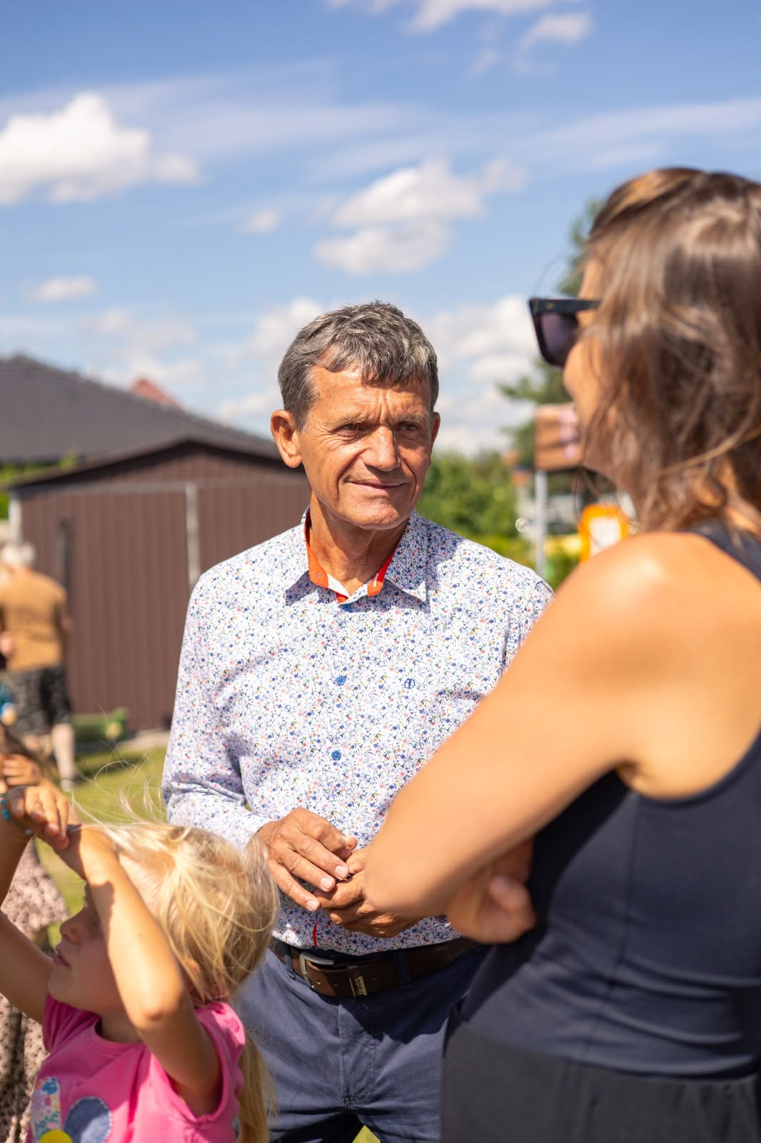 Jiří Kyněra v rozhovoru s lidmi na obecní akci